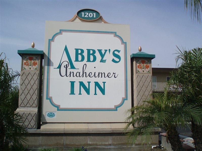 Abby'S Anaheimer Inn - Across Disneyland Park Exterior photo